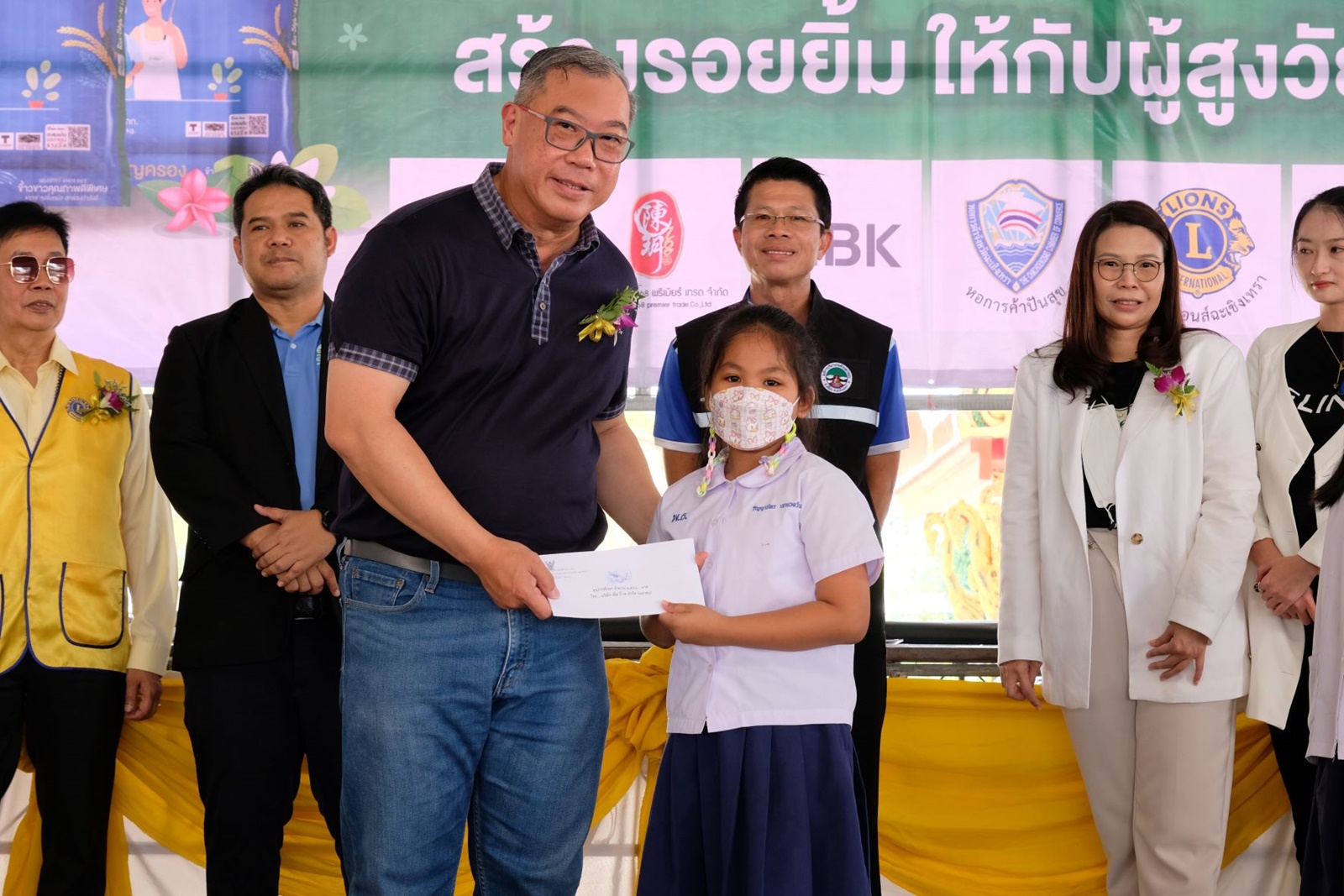 ข้าวมาบุญครอง สานโครงการ'ข้าวมาบุญครอง สาดความสุข สร้างรอยยิ้มให้ผู้สูงวัย'